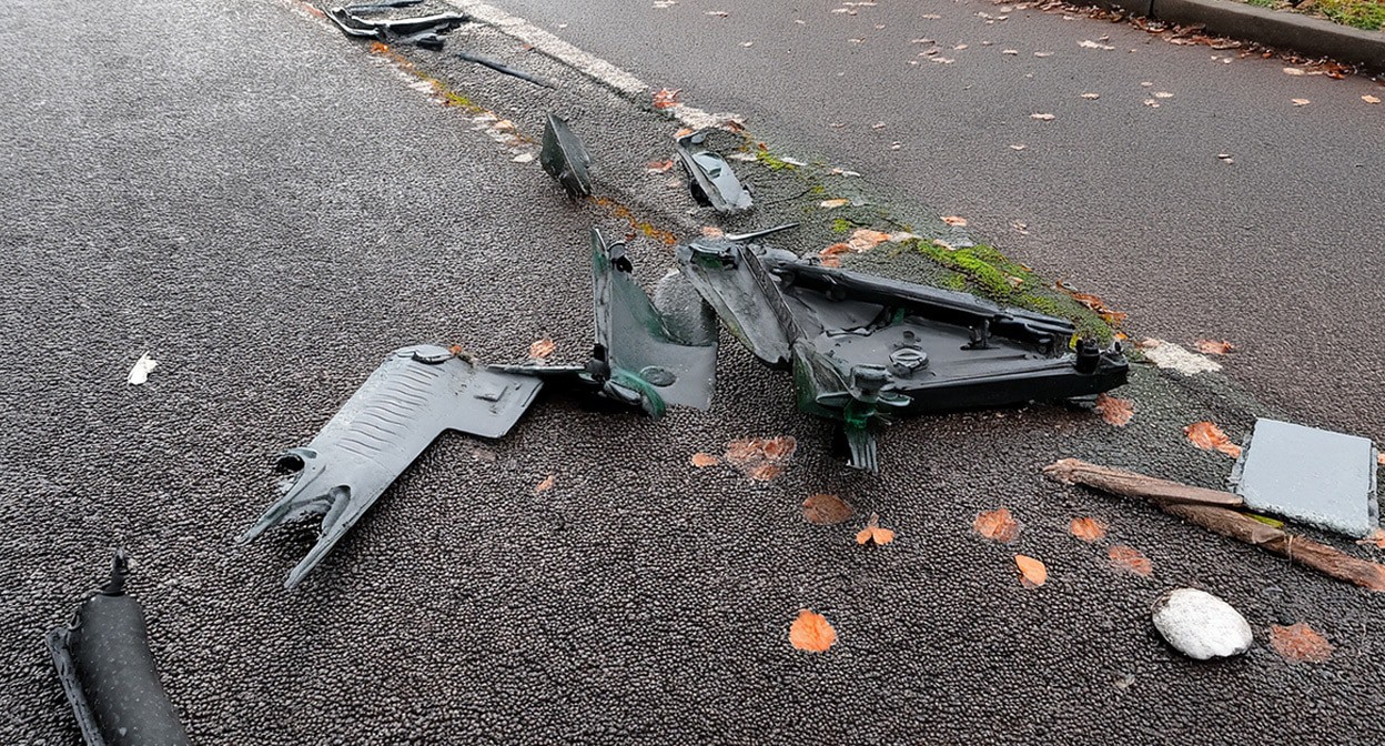 Обломки БПЛА. Иллюстрация создана «Кавказским узлом» с помощью ИИ в программе Photoshop