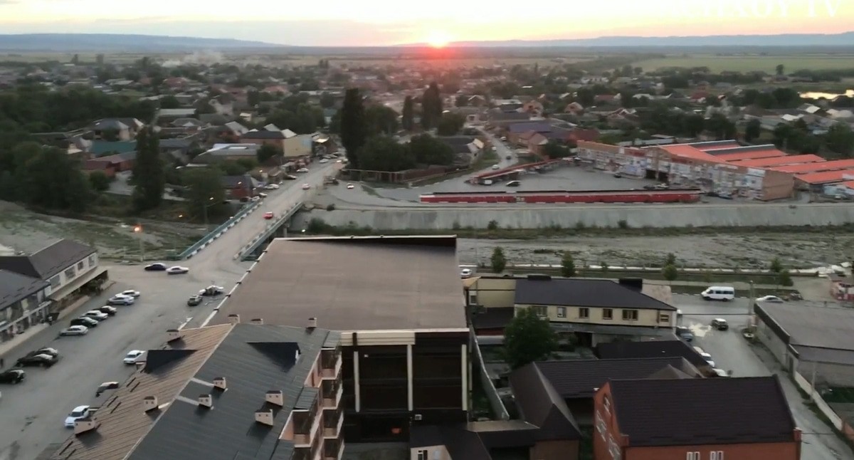 Улица Кадырова в Ачхой-Мартане. Кадр видео ACHXOY TV на YouTube youtu.be/CijRrP3HKRU?si=fwo5Q_JQATf9CiSq