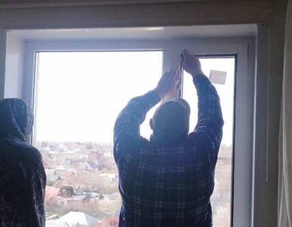 Работы по замене окон в пострадавшем доме в Таганроге. Скриншот из телеграм-канала главы Таганрога Светланы Камбуловой https://t.me/KambulovaSvetlana/5216