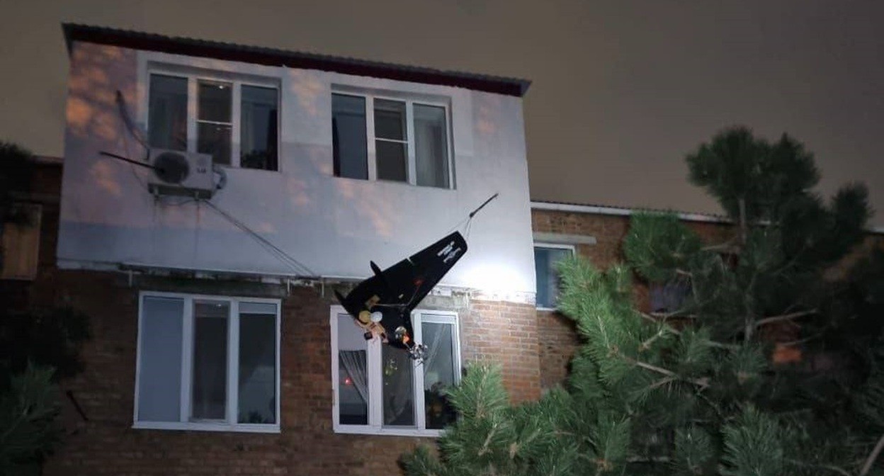 Беспилотник, застрявший в бельевых веревках одного из домов в Аксае Ростовской области. Скриншот из поста телеграм-канала "Краснодар ЧП Краснодар Кубань и юг России" https://t.me/chpyug/4693