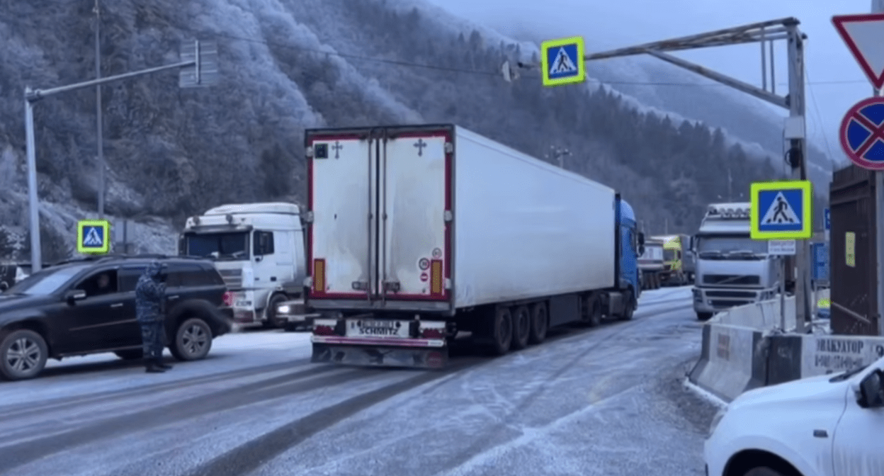 Машины на "Верхнем Ларсе". Стоп-кадр видео МЧС России от 18.02.25, https://t.me/mchs_official/27095
