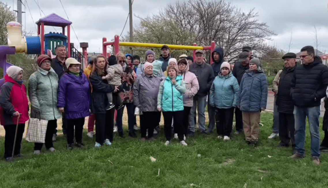 Обращение жителей хутора Воскресенский к Путину. Стоп-кадр видео из Telegram-канала "Анапа гражданская" от 09.04.25, https://t.me/anapa_grazhdan/8683.