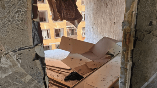 Обстановка в одной из квартир после взрыва. Скриншот фото из Telegram-канала Госжилинспекции Дагестана от 25.03.25, https://t.me/daggjird/7468.