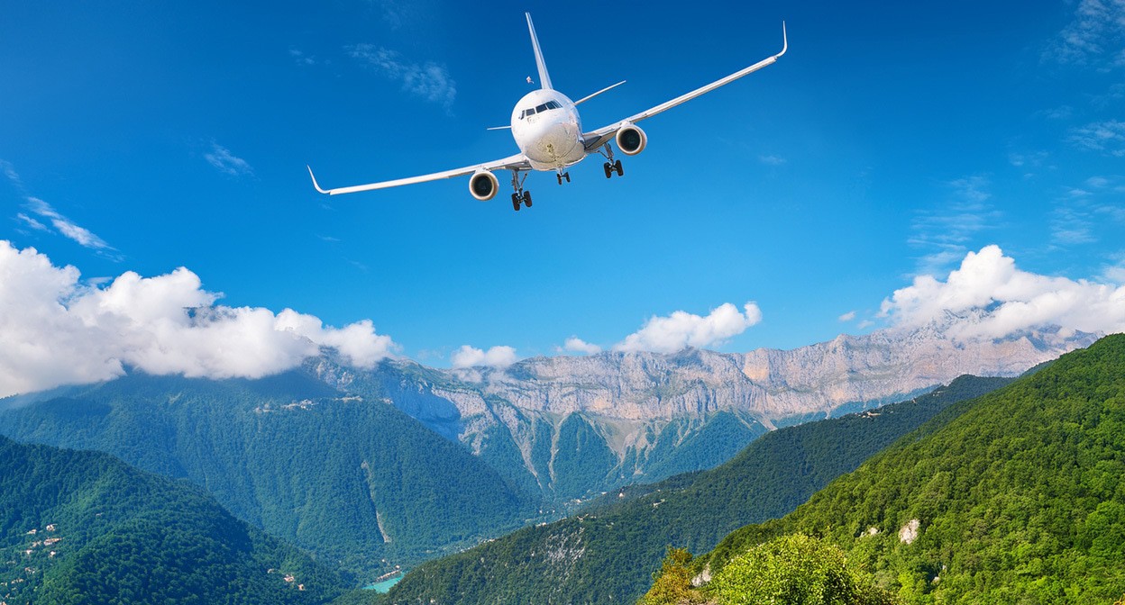 Самолет во время полета. Иллюстрация создана "Кавказским узлом" с помощью ИИ в программе Photoshop