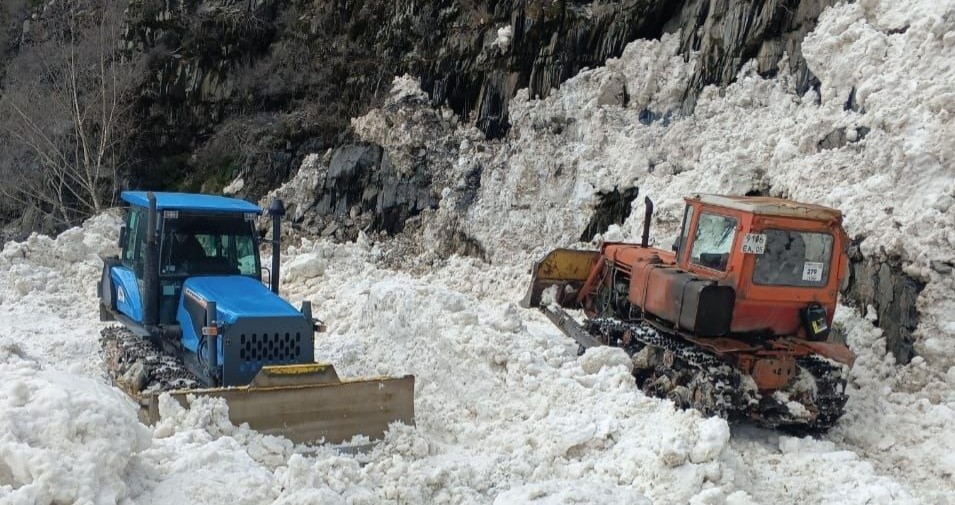 Расчистка дороги в Тляратинском районе. Фото из телеграм-канала ГКУ "Дагестанавтодор" https://t.me/dagavtodor/6586
