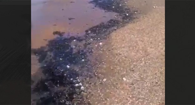 Выброс мазута на берегу Анапы. 14 апреля 2025 г. Скриншот видео https://t.me/opershtab23/13230