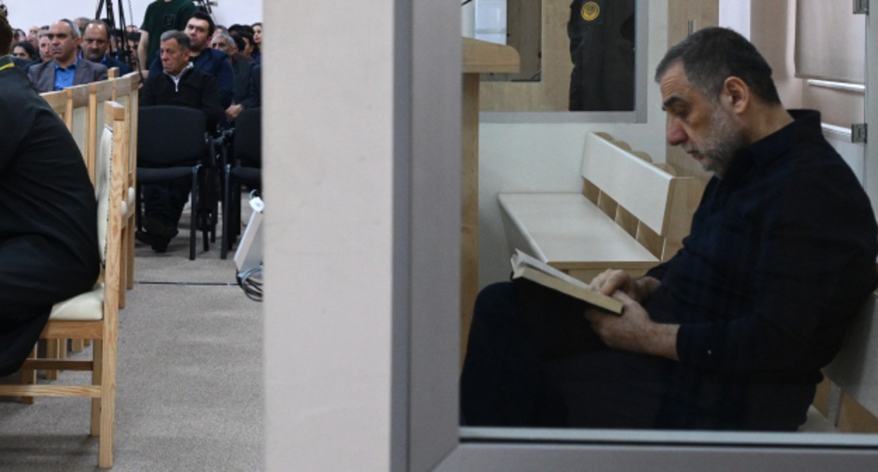 Рубен Варданян во время заседания суда 1 апреля. Фото агентства "Азертадж" azertag.az/ru/xeber/na_sude_nad_rubenom_vardanyanom_poterpevshie_dali_pokazaniya_i_otvetili_na_voprosy-3481859
