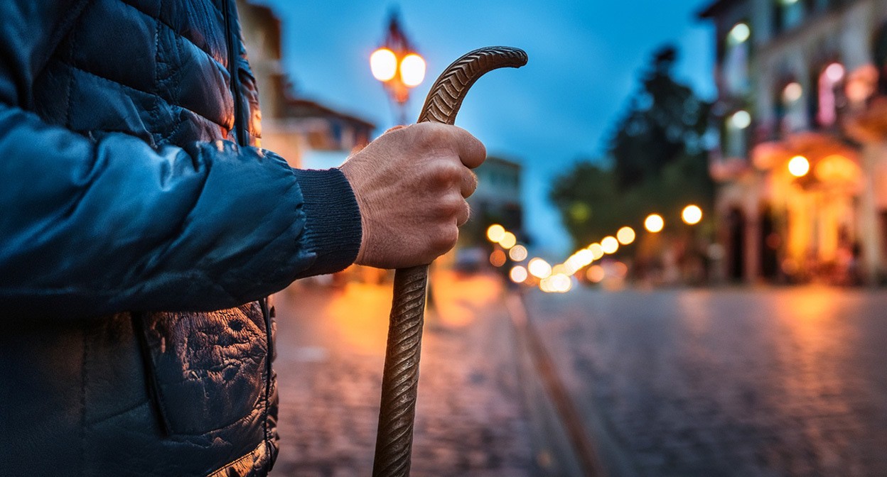 Неизвестный с монтировкой. Иллюстрация создана "Кавказским узлом" с помощью ИИ в программе Photoshop