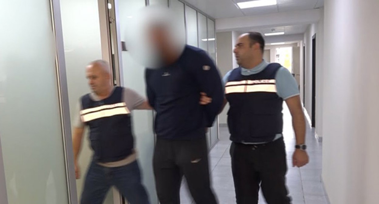 Бека Джиани (в центре). Скриншот видео "Новости Грузии" https://www.newsgeorgia.ge/policija-soobshhila-o-zaderzhanii-obvinjaemogo-v-ubijstve-kesarii-abramidze/