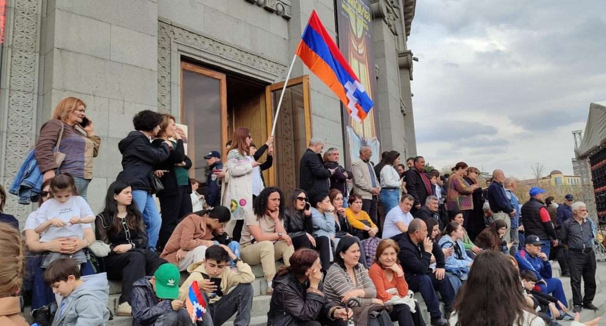 Участники митинга беженцев под флагом Нагорного Карабаха. Фото Алвард Григорян для "Кавказского узла".