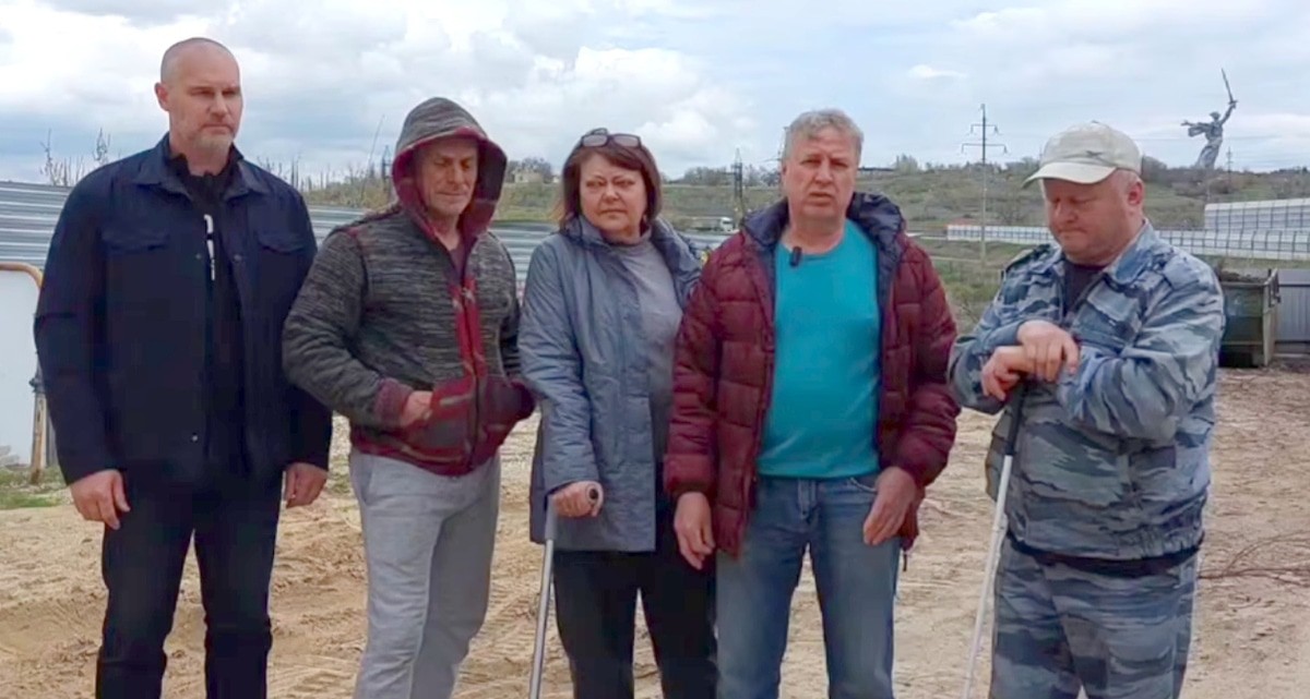 Авторы видеообращения к Путину и Лукашенко. Волгоград, 14 апреля 2025 года. Кадр видео из телеграм-канала V1.RU https://t.me/s/newsv1/74046