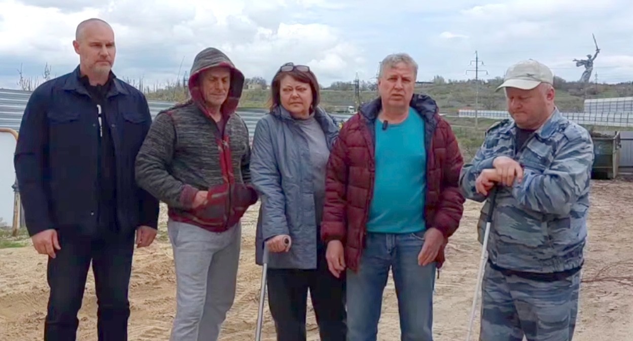 Авторы видеообращения к Путину и Лукашенко. Волгоград, 14 апреля 2025 года. Кадр видео из телеграм-канала V1.RU https://t.me/s/newsv1/74046