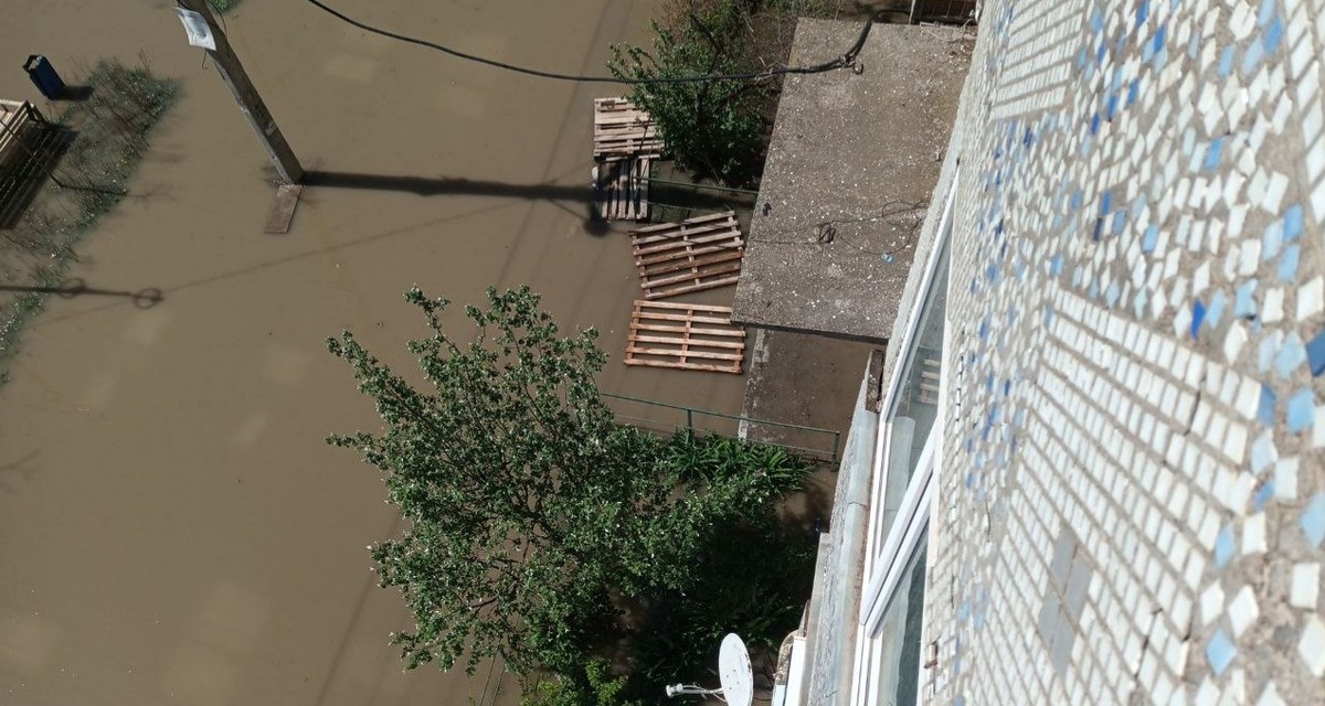 Затопленный двор пятиэтажки по улице Абаканской в Махачкале. 17 апреля 2025 года. Фото предоставлено "Кавказскому узлу" жильцом дома.