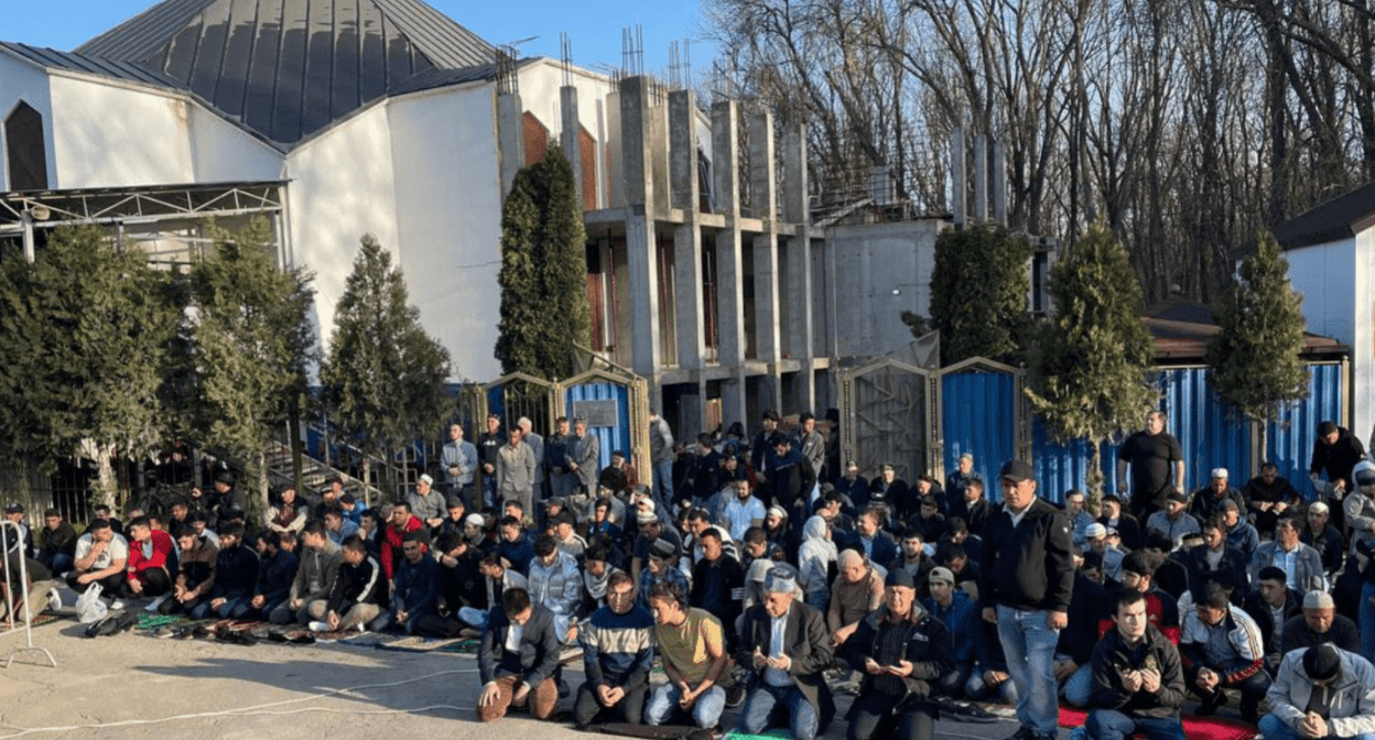 Мусульмане у мечети в Ростове-на-Дону. Фото из Telegram-канала DonDay https://t.me/DonDay/5127