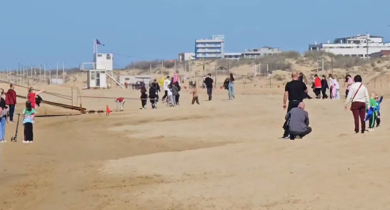 Люди на пляже в Анапе. Кадр видео Юрия Озаровского https://t.me/MoreOz/94336