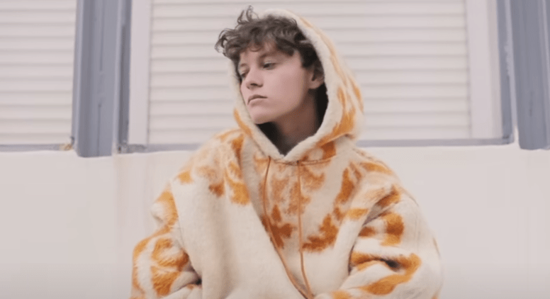 Шарлот. Стоп-кадр видео из клипа "Щека на щеку" из YouTube-канала певца, https://www.youtube.com/watch?v=mAsQx4jxhLM&t=10s.