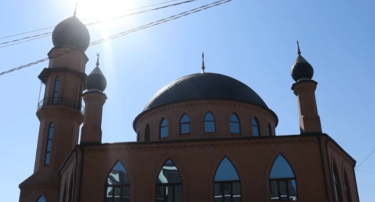 Мечеть в Назрани. Скриншот фото с сайта администрации города. https://nazrangrad.ru/2022/07/07/nakanune-v-nazrani-proshlo-vazhnoe-meropriyatie-kotorogo-zhdali-vse-zhiteli-goroda-podpisanie-soglasheniya-po-zaversheniyu-stroitelstva-mecheti-v-nazrani/