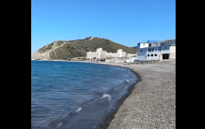 Пляж Сукко. Стоп-кадр видео из Telegram-канала Юрия Озаровского от 19.04.25, https://t.me/MoreOz/94396