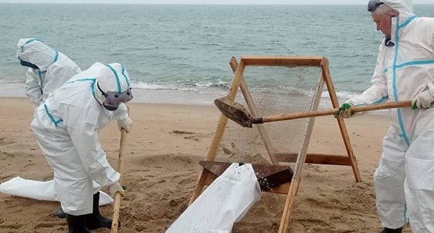 Участники ликвидации последствий разлива мазута. Анапа, 31 марта 2025 года. Фото из телеграм-канала оперштаба Кубани https://t.me/opershtab23/13046