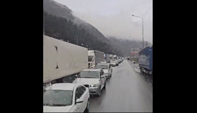 Пробка на Военно-Грузинской дороге. Кадр видео из телеграм-канала "Граница Грузии" https://t.me/verhniy_lars/2215