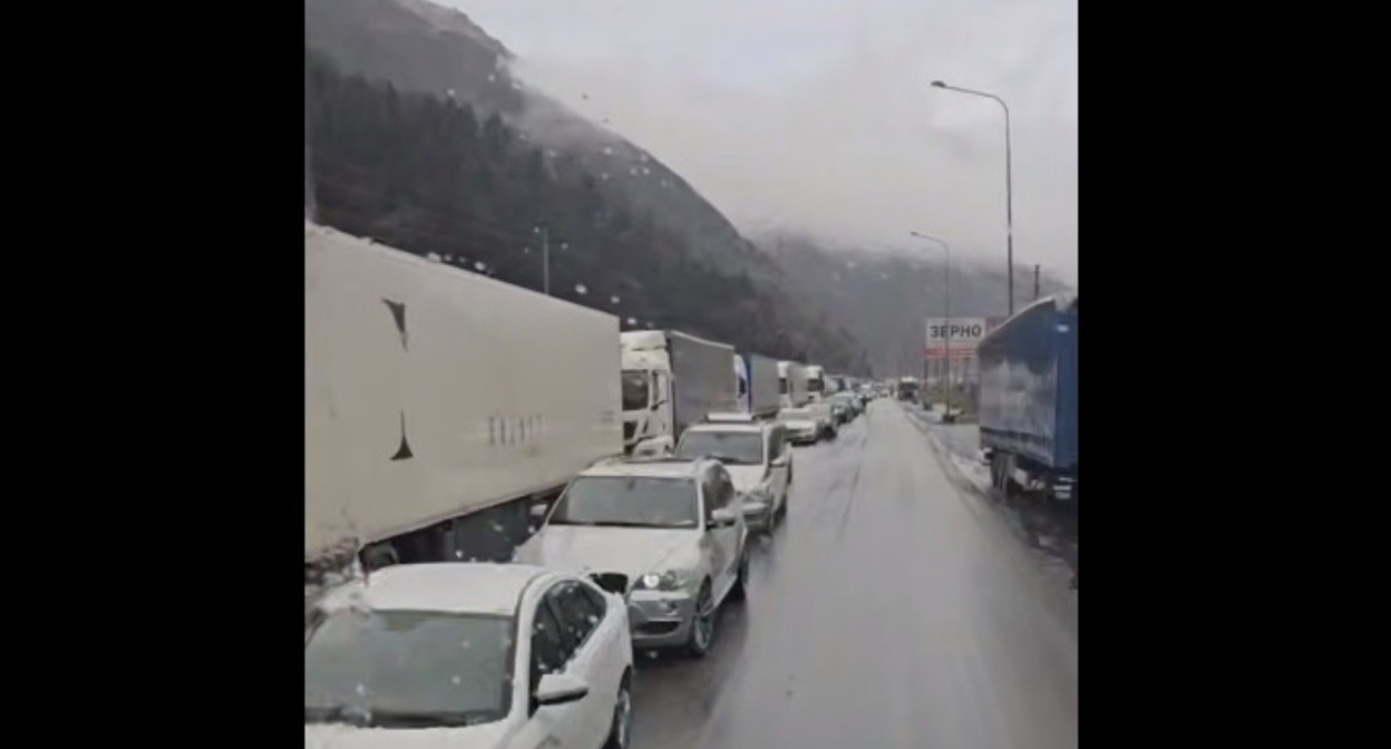 Пробка на Военно-Грузинской дороге. Кадр видео из телеграм-канала "Граница Грузии" https://t.me/verhniy_lars/2215