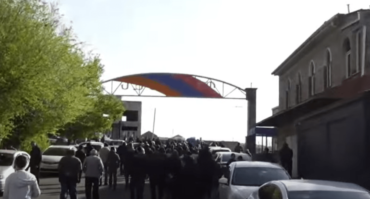 Жители общин Прошян и Касах в Армении перекрыли трассу. 22 апреля 2025 г. Фото: https://ru.armradio.am/2025/04/22/жители-касаха-вновь-перекрыли-дорогу/