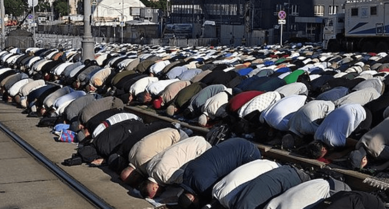 Публичный коллективный намаз. Скриншот фото https://www.lada.kz/world-news/137408-vlasti-rossiiskogo-regiona-predupredili-o-nedopustimosti-publichnykh-namazov-kadyrov-vozmushchen.html