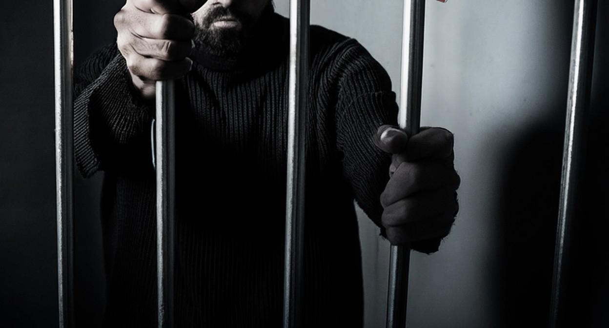 Мужчина в колонии. Иллюстрация создана "Кавказским узлом" с помощью ИИ в программе Photoshop