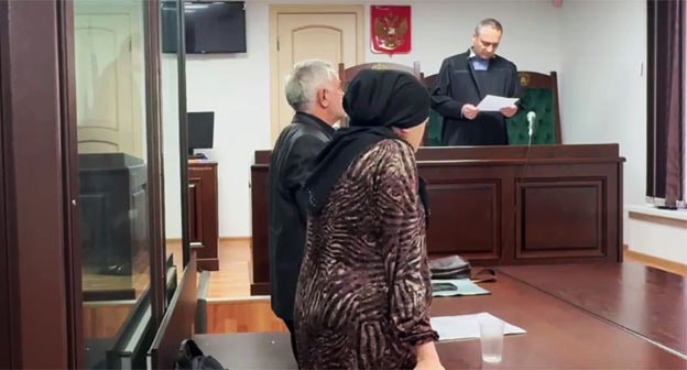 Жительница Каспийска в зале суда. 23 апреля 2025 г. Скриншот видео https://t.me/Femida_Dagestana/87