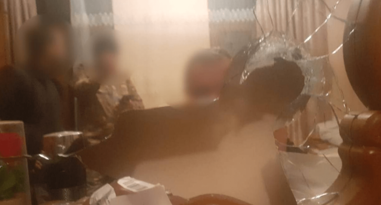 Стекло со следом от пули в жилом доме в селе Хознавар. Скриншот фото Минобороны Армении от 23.04.25, https://t.me/mil_armenia/16219