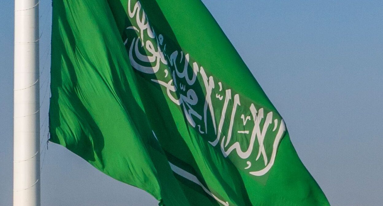 Текст шахады на флаге Королевства Саудовская Аравия. Фото: https://saudiflag.sa/