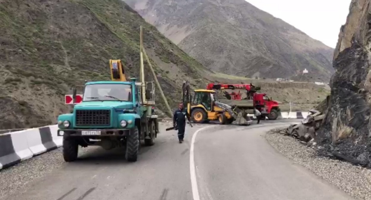 Ремонт электросетей в Ахтынском районе. Кадр видео из телеграм-канала Минэнерго Дагестана https://t.me/minenergo_rd/3138
