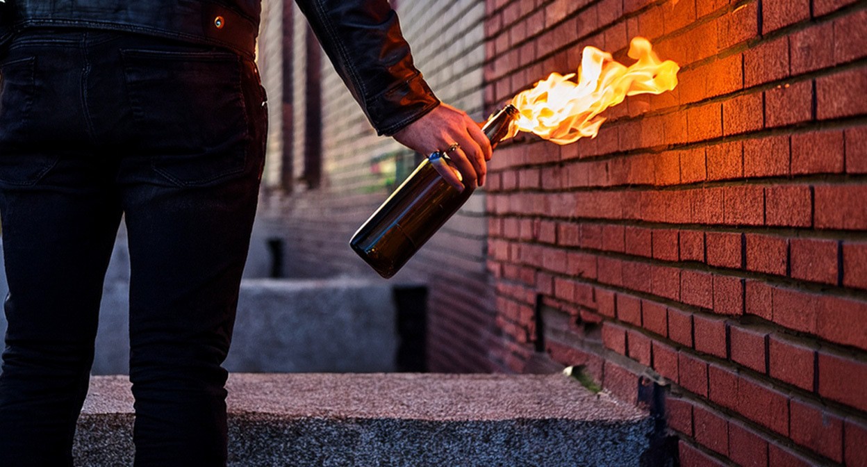 Мужчина с зажигательной смесью. Иллюстрация создана "Кавказским узлом" с помощью ИИ в программе Copilot