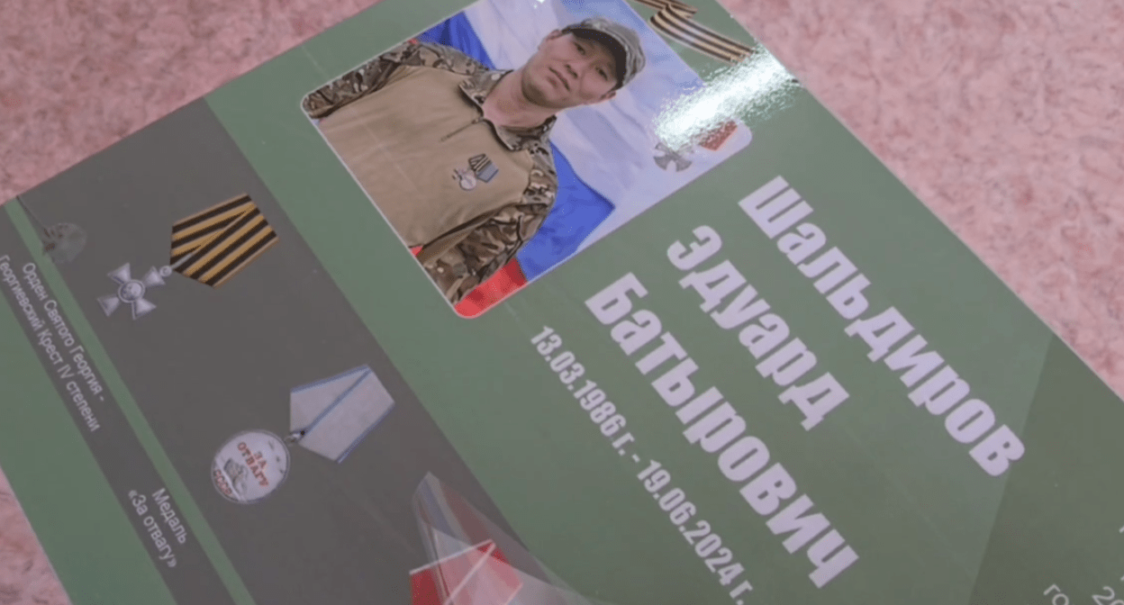 Именная парта Эдуарда Шальдирова. Стоп-кадр видео из Telegram-канала администрации Целинного района от 25.04.25, https://t.me/tcelinrmo/24687.