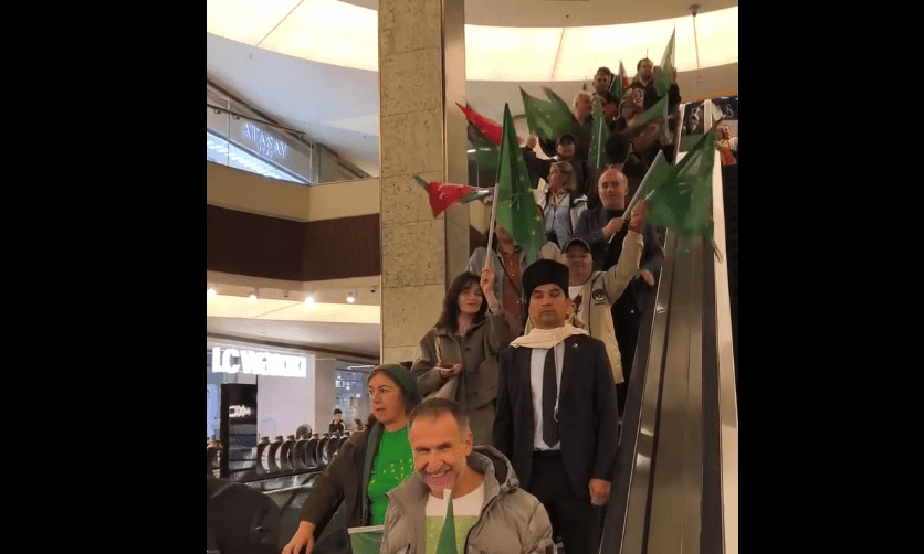 День черкесского флага в Стамбуле. Стоп-кадр видео из Telegram-канала Мартина Кочесоко (признан иноагентом) от 25.04.24, https://t.me/Martin_Kochesoko/2634