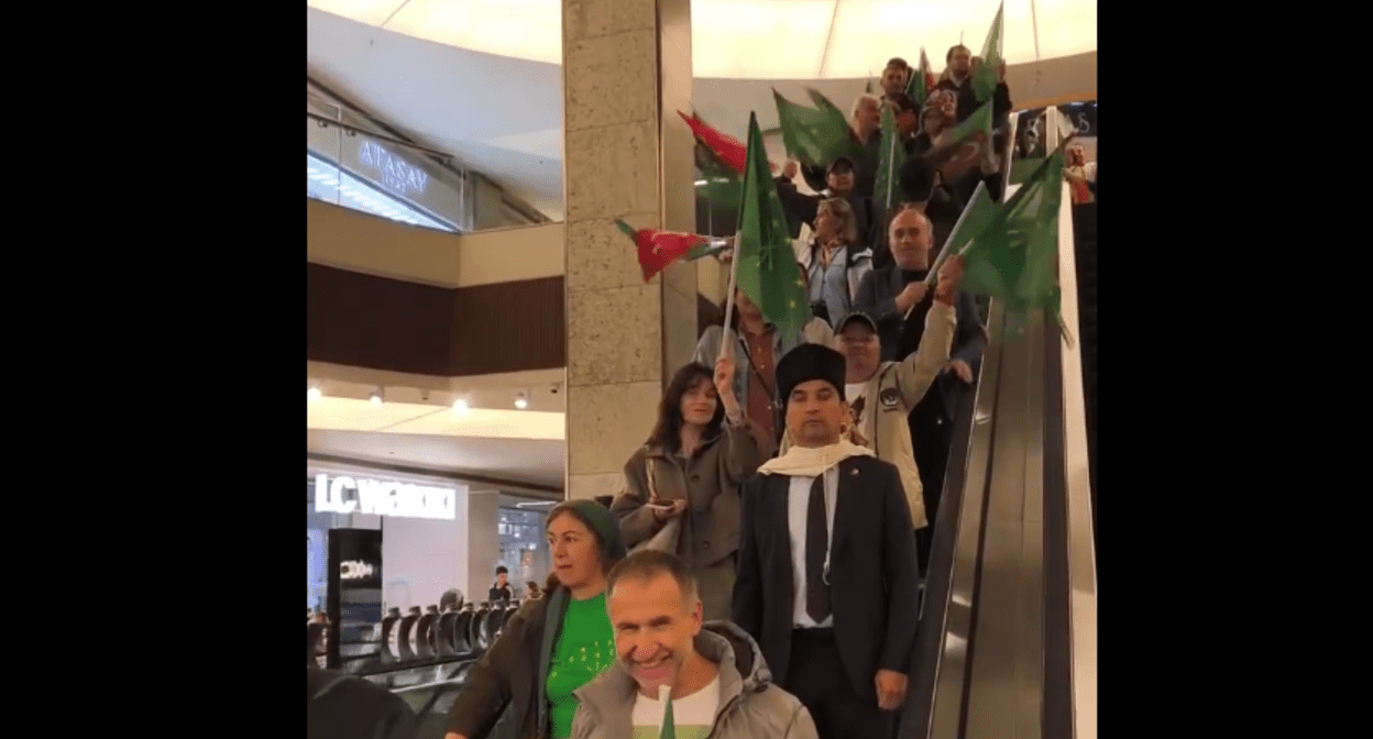 День черкесского флага в Стамбуле. Стоп-кадр видео из Telegram-канала Мартина Кочесоко (признан иноагентом) от 25.04.24, https://t.me/Martin_Kochesoko/2634