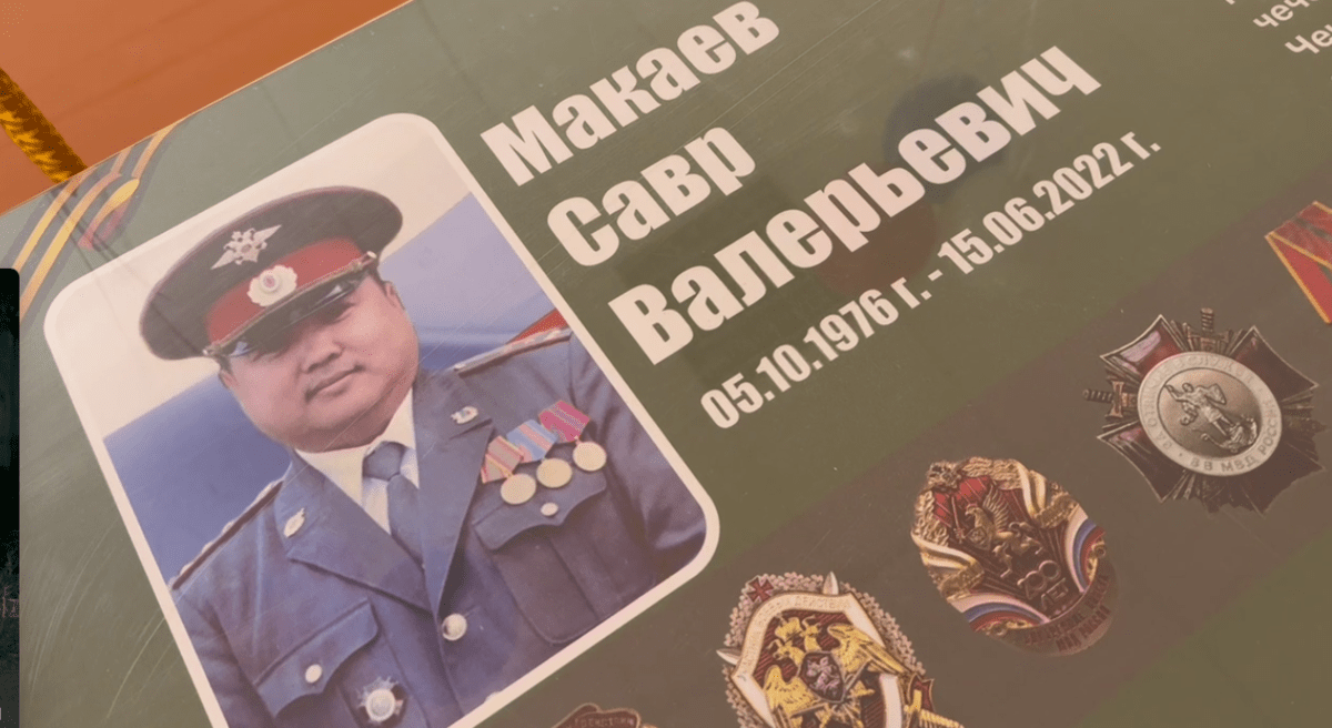 Информация о Савре Макаеве на именной парте. Стоп-кадр видео из Telegram-канала администрации Черноземельского района от 27.04.25, https://t.me/Chermo/12730.