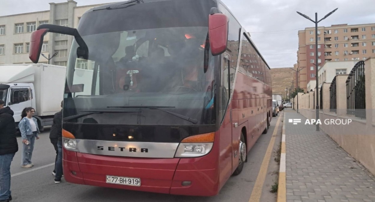 Отправка группы переселенцев в Ходжалы. Баку, 28 апреля 2025 года. Фото: АПА https://ru.apa.az/sotsium/v-xodzaly-otpravlena-ocerednaya-gruppa-pereselencev-foto-608882