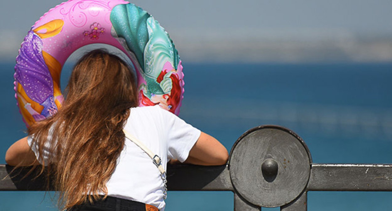 Ребенок на берегу моря. Фото Елены Синеок, "Юга.ру"