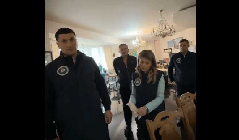 Сотрудники прокуратуры пришли с обыском к Нануке Жоржолиани. Стоп-кадр видео из ее Facebook* от 29.04.25, https://www.facebook.com/nanuka.zhorzholiani/videos/2020760671744163 (деятельность компании Meta, владеющей Facebook, запрещена в России)