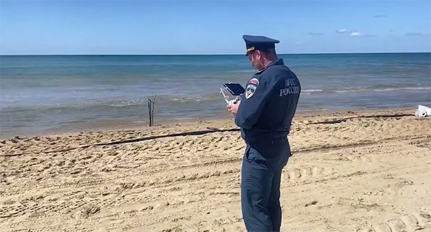 Сотрудник МЧС обследует акваторию при помощи дрона. 29 апреля 2025 г. Скриншот видео https://t.me/opershtab23/13374