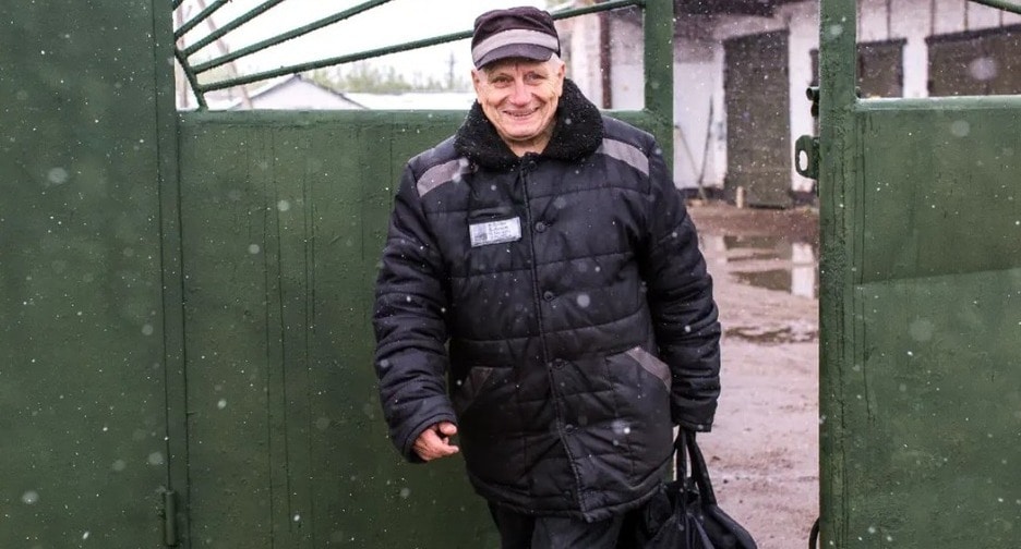 Николай Воищев на выходе из колонии. Скриншот публикации в сообществе верующих / Facebook