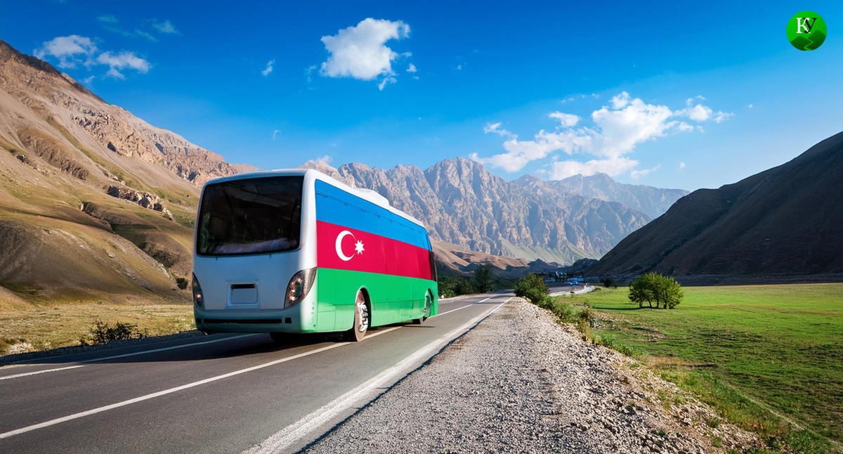 Автобус с переселенцами. Иллюстрация создана "Кавказским узлом"» с помощью ИИ в программе Photoshop