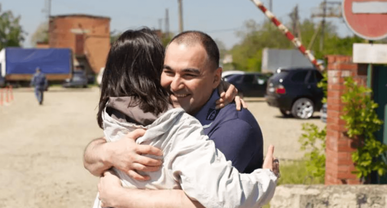 Инвер Сиюхов после освобождения. Скриншот фото из Telegram-канала "ОВД-Инфо" (признано иноагентом) от 01.05.25, https://t.me/ovdinfolive/37536