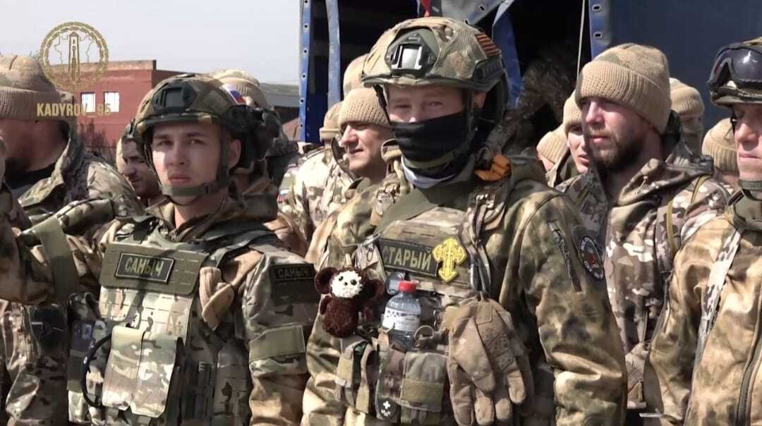 Отряд добровольцев вылетел из Чечни в зону военной операции на Украине. Стоп-кадр видео, опубликованного в телеграм-канале Апти Алаудинова.