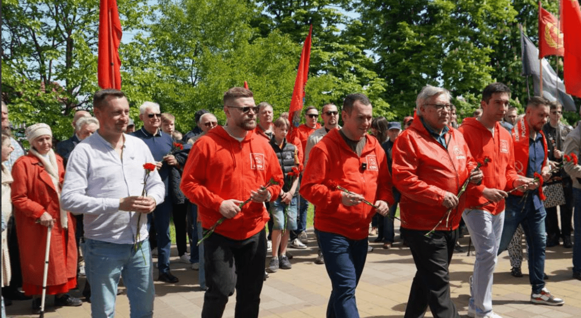 Возложение цветов по случаю Первомая в Краснодаре. Скриншот фото из Telegram-канала "Красный темник" от 01.05.25, https://t.me/redtemnik/5269.