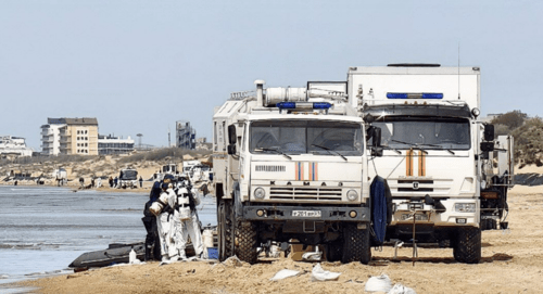 Уборка мазута в Анапе. Скриншот фото из Telegram-канала "Маковозовы" от 01.05.25, https://t.me/makovozovy/36552.