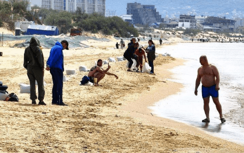 Отдыхающие на пляже в Анапе. Скриншот фото из Telegram-канала "Маковозовы" от 01.05.25, https://t.me/makovozovy/36552.