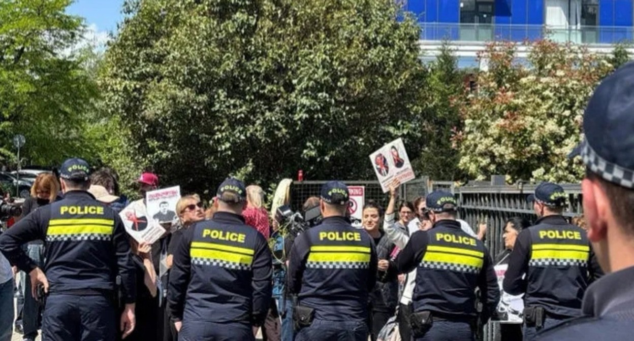 Полицейские и протестующие около здания Высшей школы юстиции. Тбилиси, 3 мая 2025 года. Фото: "Интерпрессньюс" https://www.interpressnews.ge/ru/article/168218-u-vysshei-shkoly-iustitsii-provodiat-aktsiiu-roditeli-zaderzhannykh-vo-vremia-protestov-oni-ustroili-sudiam-tn-koridor-pozora