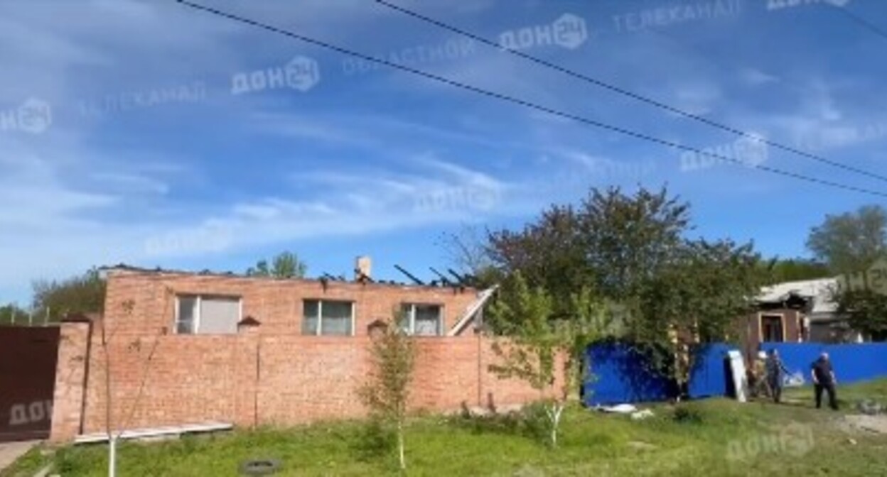 Жилой дом, подвергшийся атаке беспилотника в поселке Целина Ростовской области. Стоп-кадр видео "Дон-24".